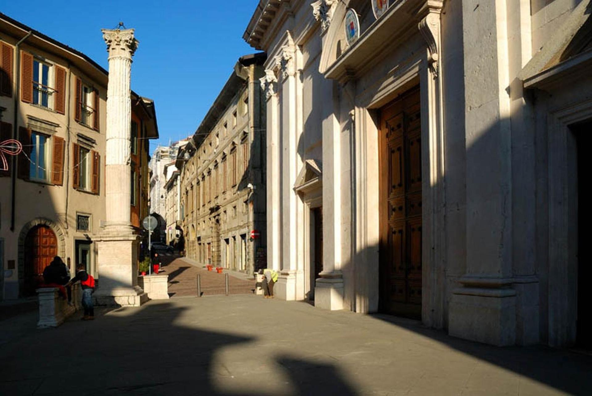 Magic Place Bergamo! Classy Apartment In The Heart Of The City Bagian luar foto