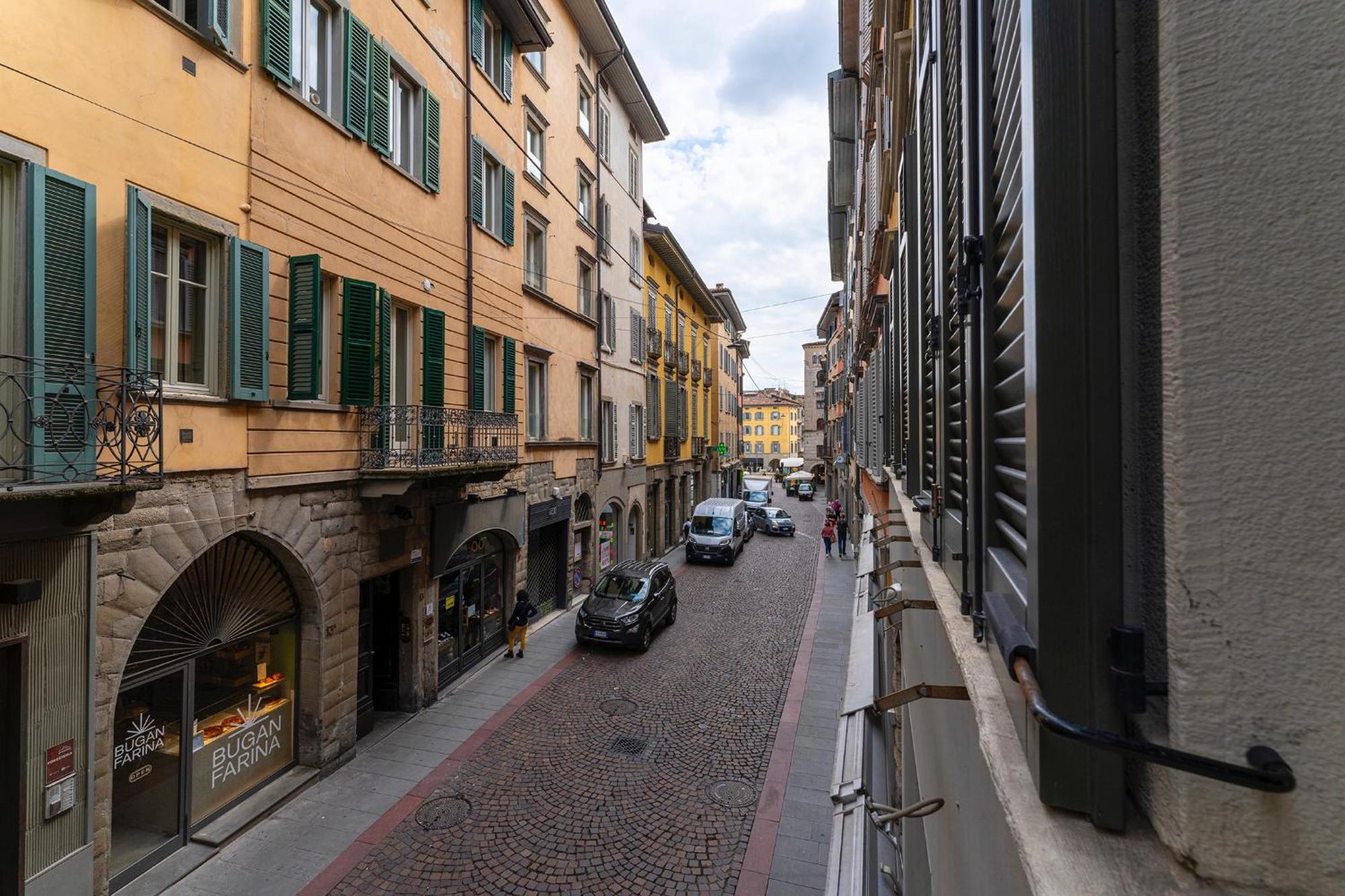 Magic Place Bergamo! Classy Apartment In The Heart Of The City Bagian luar foto