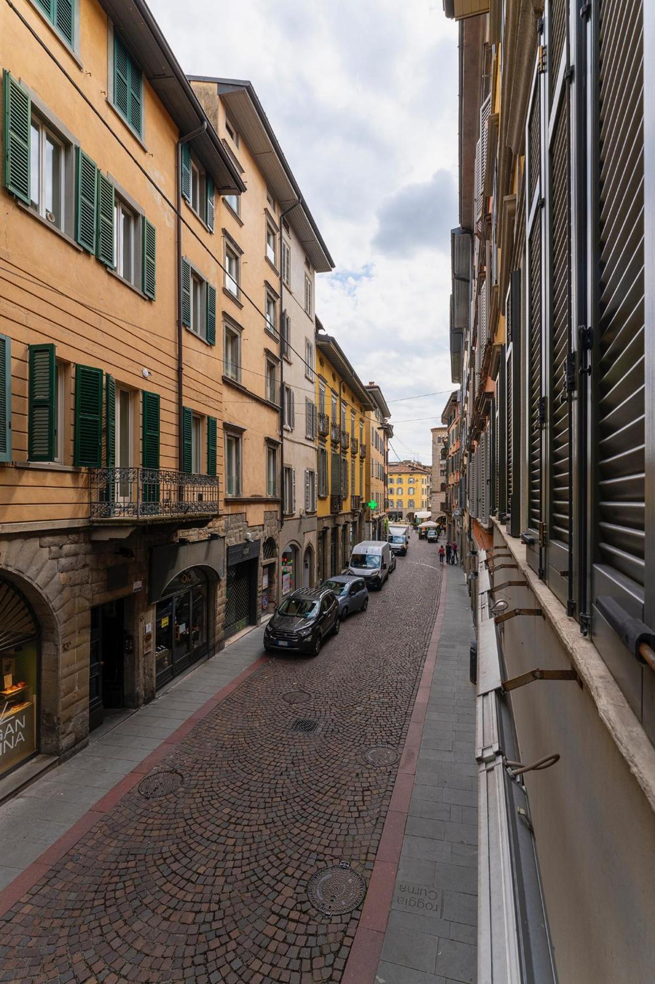 Magic Place Bergamo! Classy Apartment In The Heart Of The City Bagian luar foto